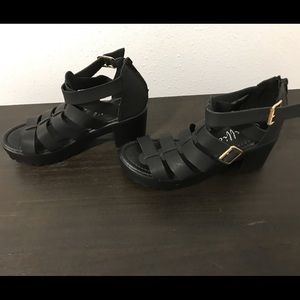 Black platform sandals 😍.